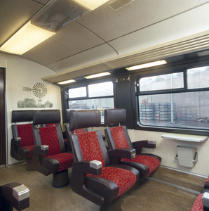 800041 Interieur van het electrische treinstel nr. 4007 (plan Z, ICM-0) van de N.S.: compartiment 1e klasse.